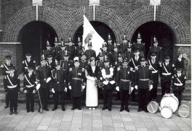 17.jpg - De schutterij heeft nieuwe uniformen maart 1967. Koning Theodoor Maessen en zijn zus Corrie MaessenFotocollectie: HM