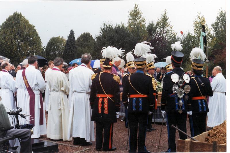04.jpg - Op 12 oktober 1989 word pastoor Frans Weijnen samen met de gehele Broeksittardse gemeenschap door de schutters naar zijn laatste rustplaats begeleid.Fotocollectie: WS
