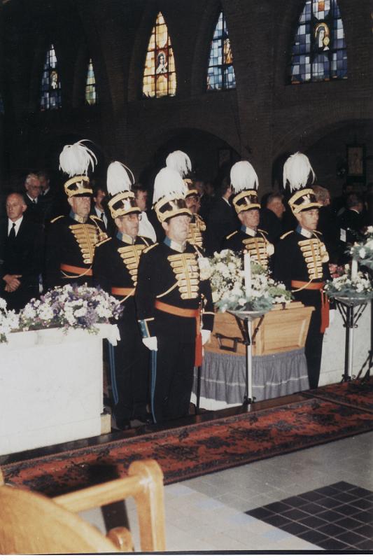 07.jpg - De schutterij houdt de erewacht tijdens de H.Mis in de kerk bij de begrafenis van pastoor Weijnen op 12 oktober 1989.Fotocollectie:  WS