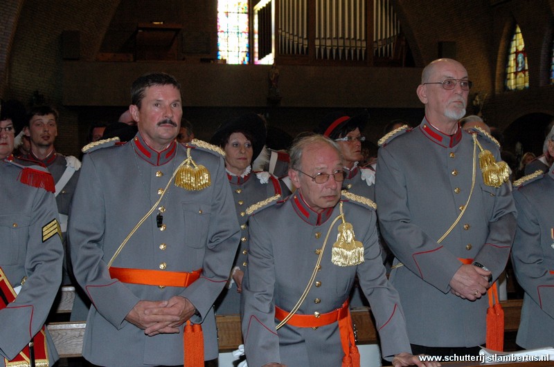 10.jpg - Nieuwe uniformen op 5 mei 2007 ingezegend door pastoor VergouwenFotocollectie: schutterij